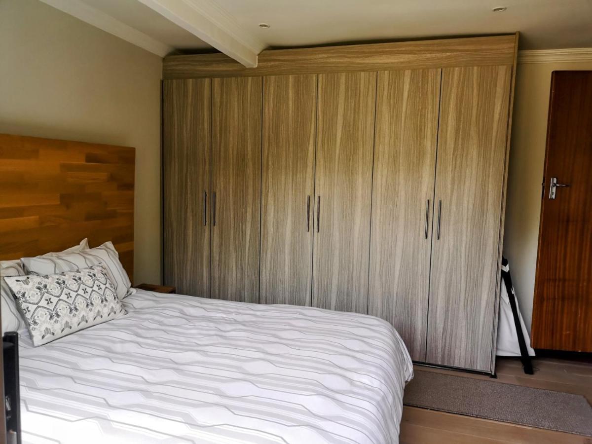 Rest-A-While Guest House - Pretoria Bagian luar foto