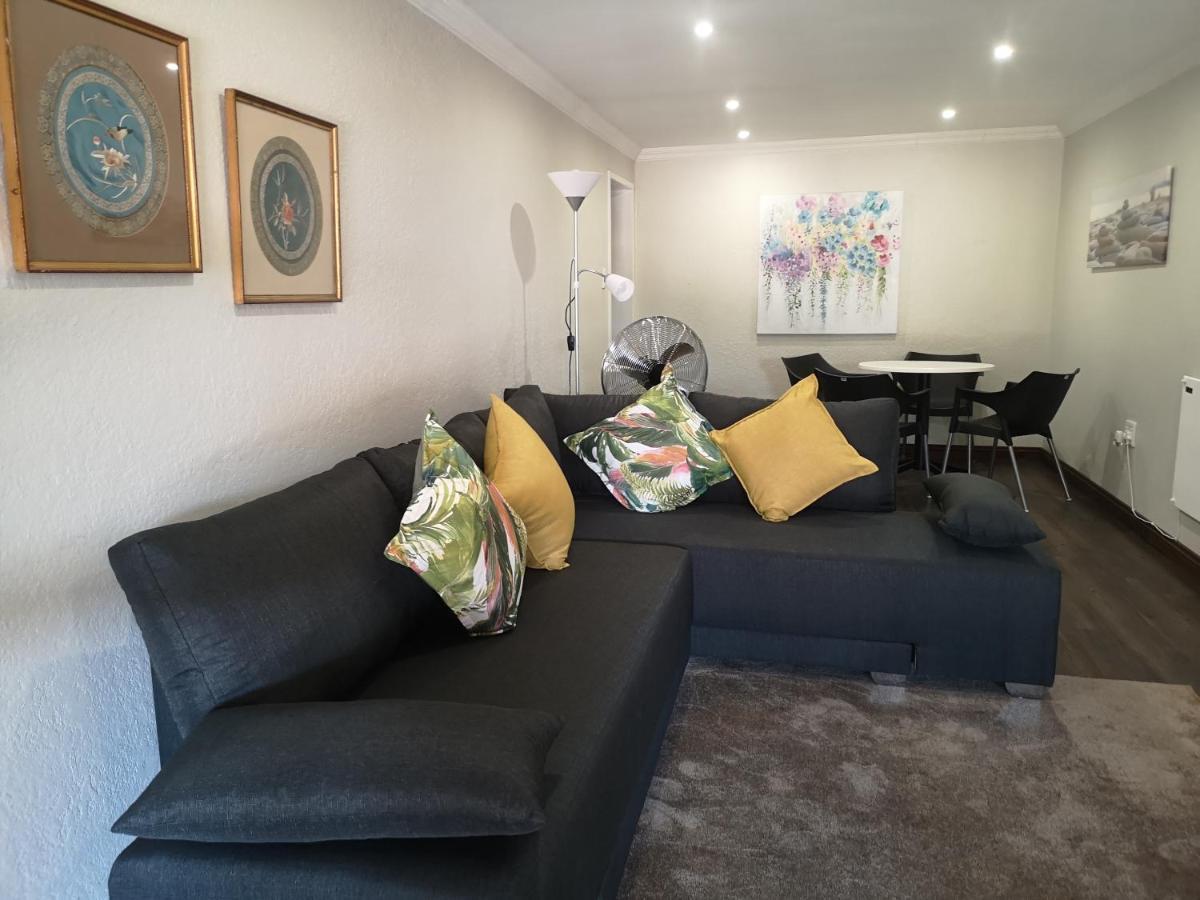 Rest-A-While Guest House - Pretoria Bagian luar foto