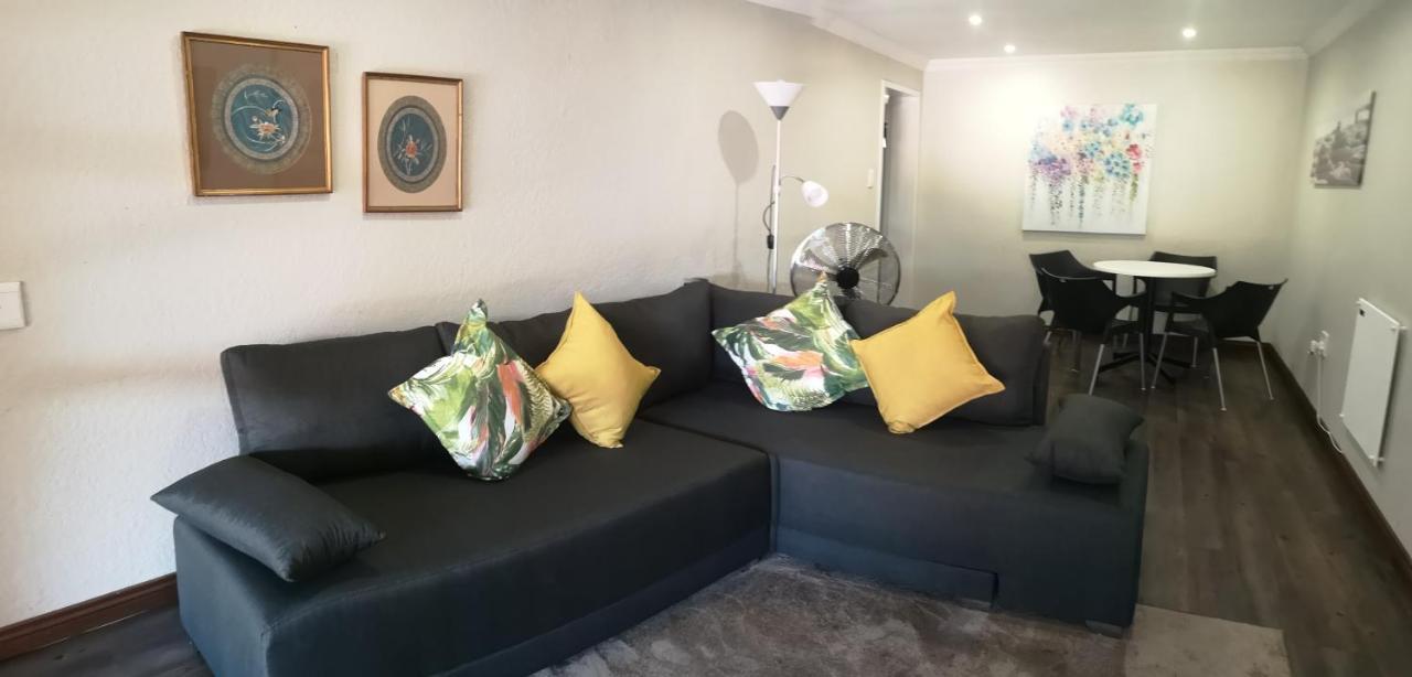 Rest-A-While Guest House - Pretoria Bagian luar foto