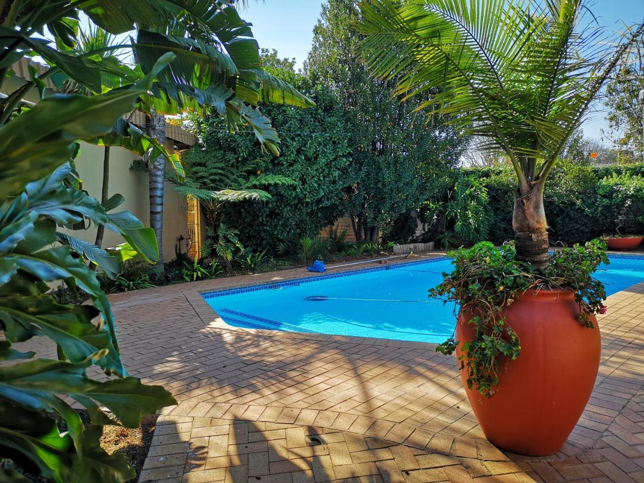 Rest-A-While Guest House - Pretoria Bagian luar foto