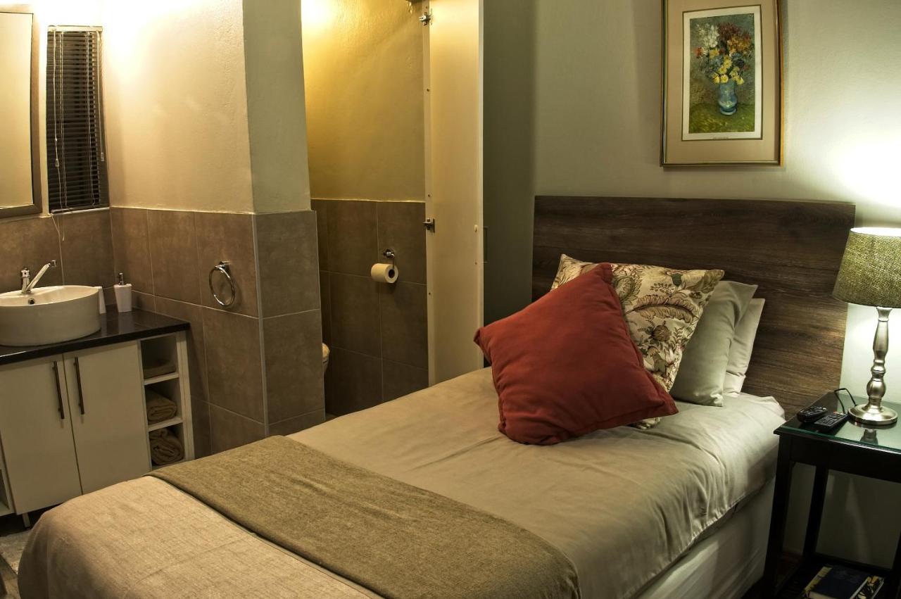 Rest-A-While Guest House - Pretoria Bagian luar foto