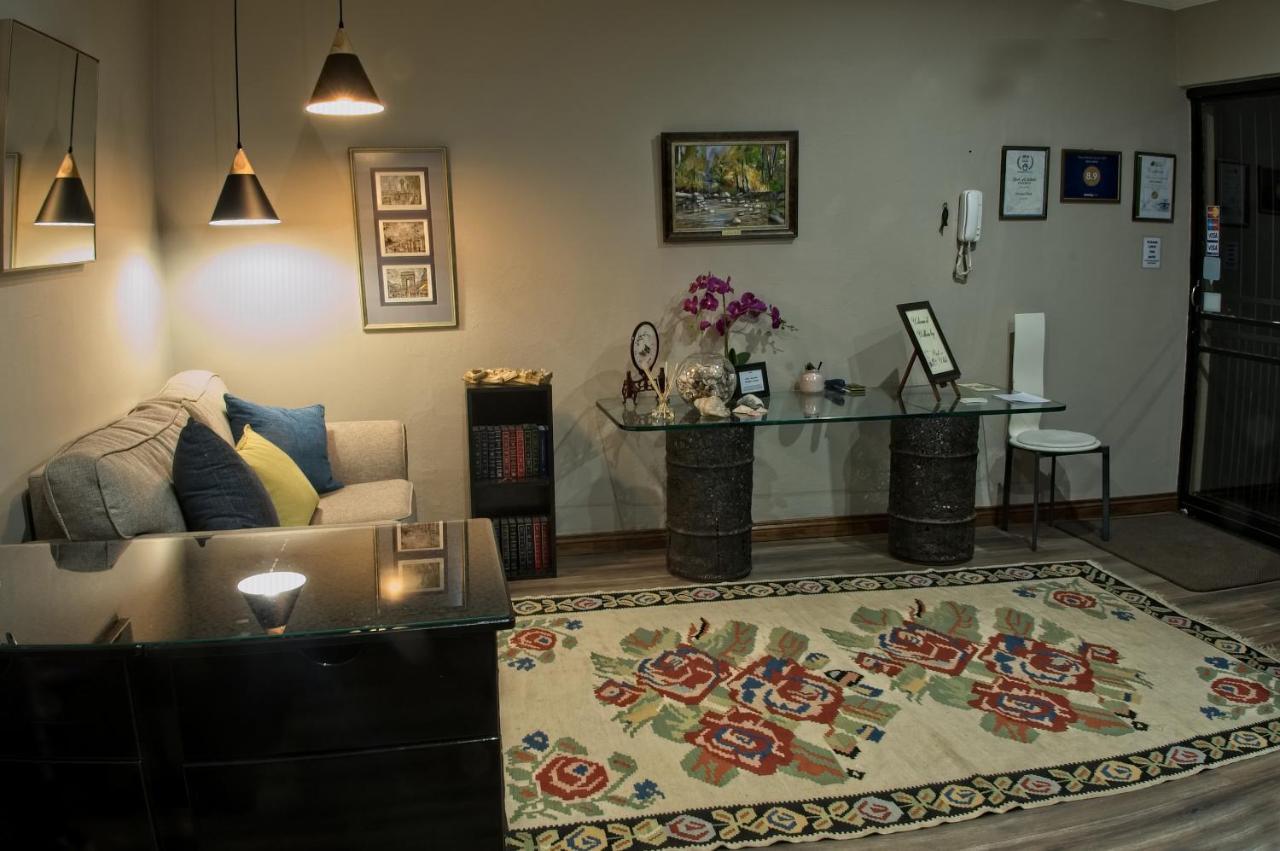 Rest-A-While Guest House - Pretoria Bagian luar foto