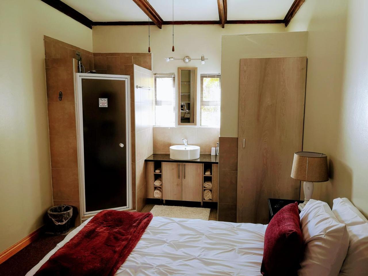 Rest-A-While Guest House - Pretoria Bagian luar foto