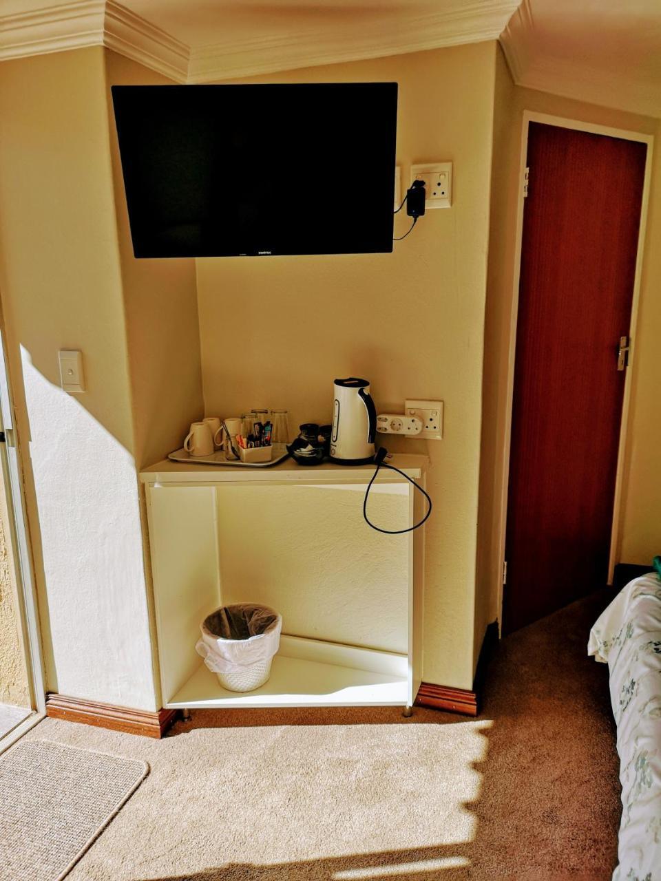 Rest-A-While Guest House - Pretoria Bagian luar foto