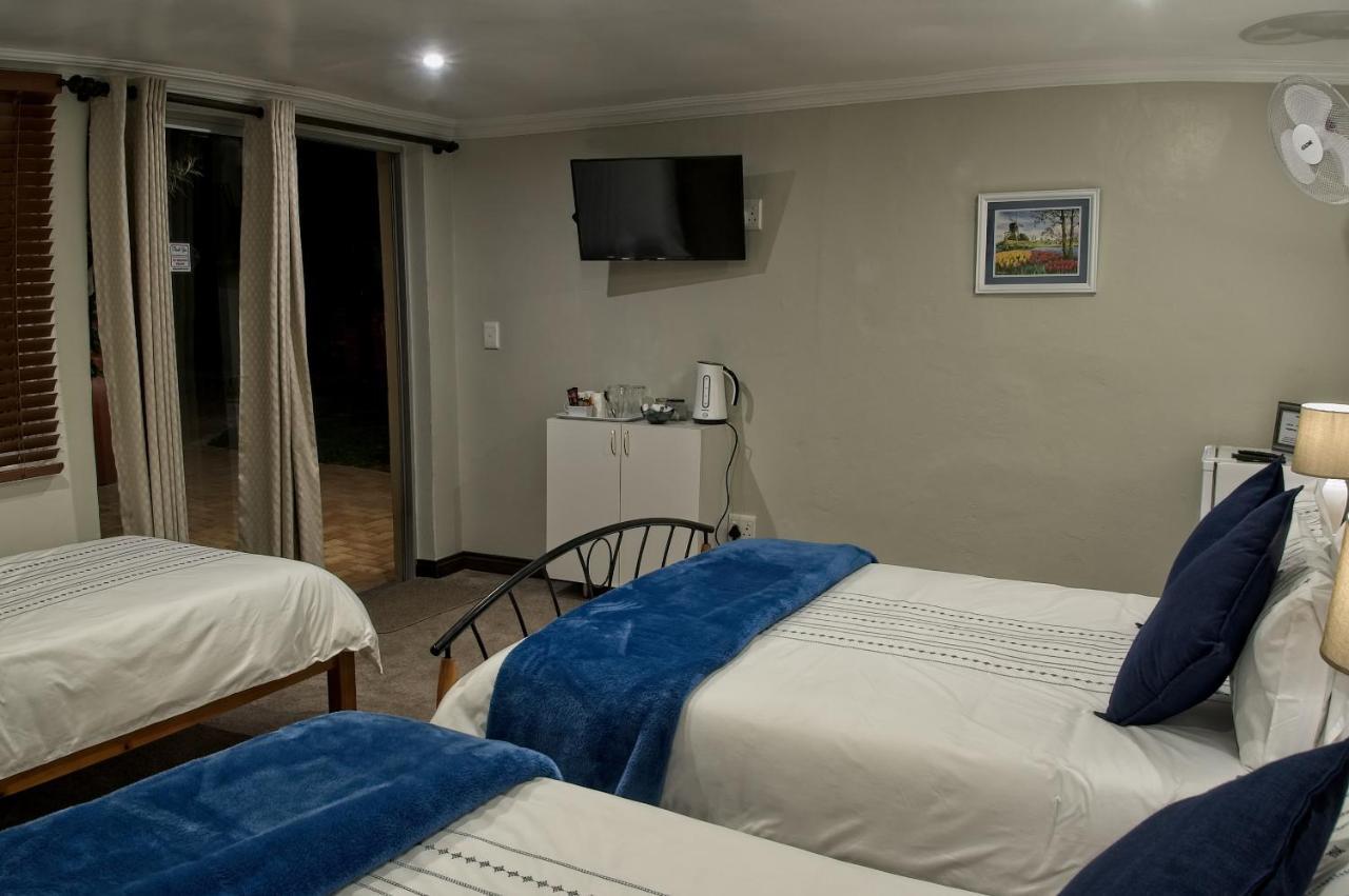 Rest-A-While Guest House - Pretoria Bagian luar foto