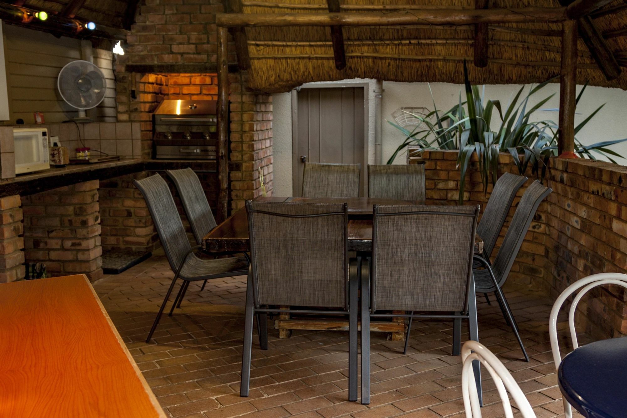 Rest-A-While Guest House - Pretoria Bagian luar foto