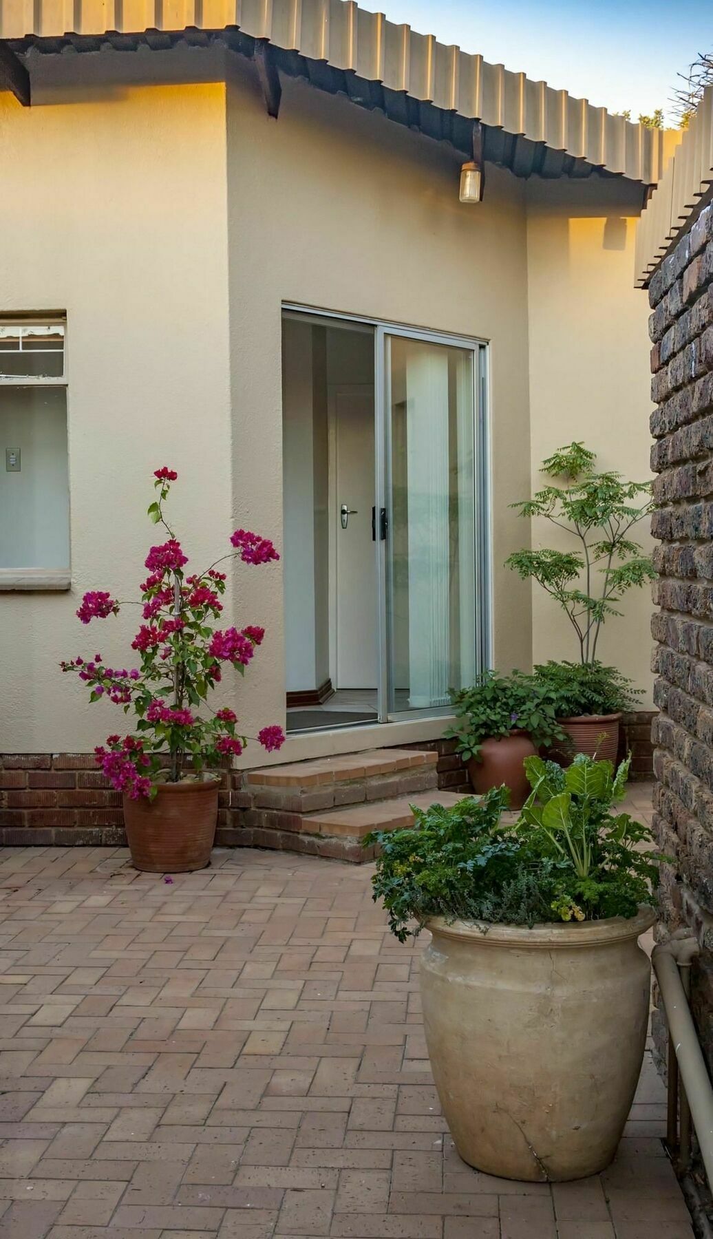 Rest-A-While Guest House - Pretoria Bagian luar foto